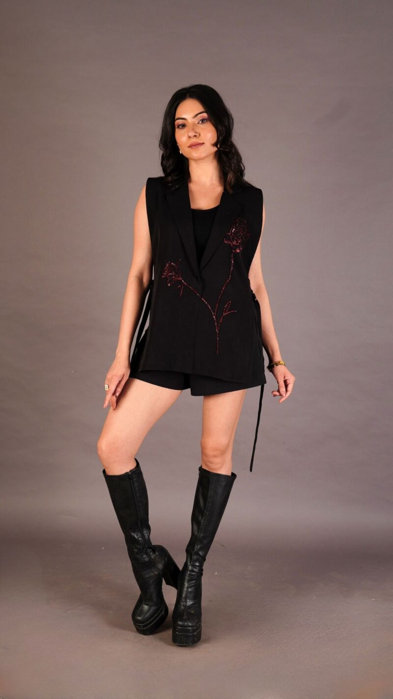 Black rose embroidery bib - Image 6