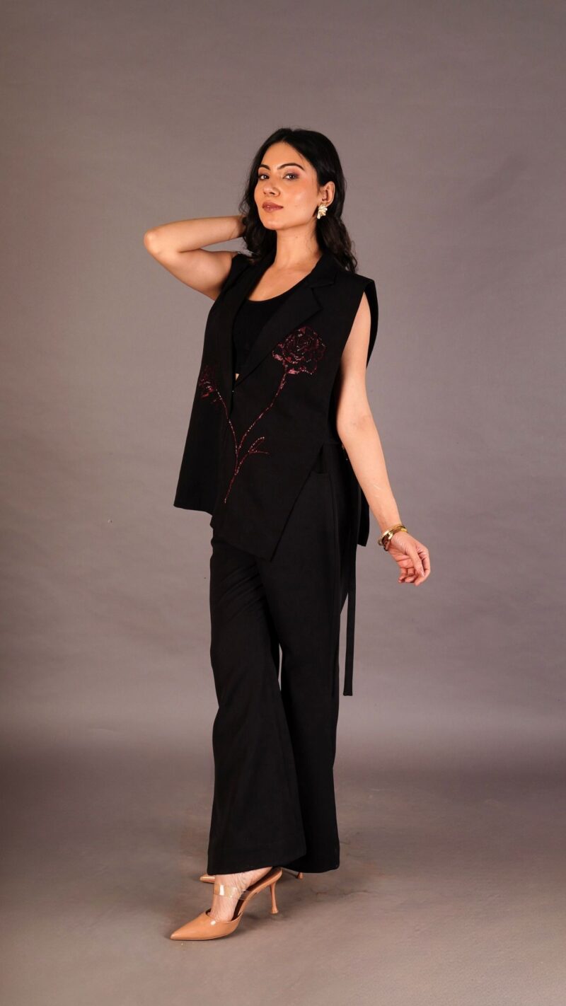 Black rose embroidery bib - Image 5